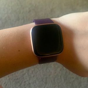 Fitbit Versa 2 Women’s - rose gold with dark purple band